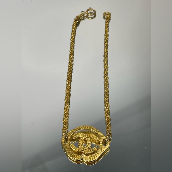 CHANEL Gold Engraved 'CC' Chain Chocker With The Box - Picture 4 of 11